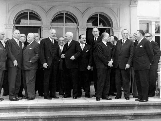 NATO-Konferenz 1957 2. Mai 1957 – Bonn, Deutschland – Das Familienfoto von der NATO-Konferenz in Bonn. (Von LR) Der britische Minister SELWYN LLOYD, der luxemburgische Minister JOSEPH BECH, der amerikanische Minister JOHN FOSTER DULLES, der deutsche Staatssekretär HALLSTEIN, der Bundespräsident THEODOR HEUSS, der griechische Minister E. AVEROFF TOSITSAS, der niederländische Minister JMA LUNS, der italienische Minister GAETANO MARTINO, der Bundeskanzler KONRAD ADENAUER, der kanadische Minister L. PEARSON und der deutsche Minister HEINRICH v. BRENTANO. Bonn Germany *** NATO Conference 1957 2 May 1957 – Bonn, Germany – the Family photo from the NATO Conference in Bonn from LR the British Minister Selwyn LLOYD, the Luxembourgish Minister Jo  Copyright: xUnitedxArchivesx xkpaxKeystonex 19570502_mab_k09_012