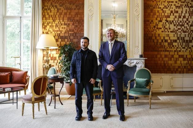 Entertainment Themen der Woche KW26 DEN HAAG - (l-r) Ukrainian President Volodymyr Zelensky arrives for an audience with Dutch King Willem-Alexander at Huis ten Bosch Palace regarding the NATO summit. The Netherlands, for the first time in NATO s history of existence, is hosting a NATO summit. ANP POOL REMKO DE WAAL netherlands out - belgium out  Copyright: xx x530418607x originalFilename: 530418607.jpg