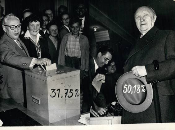 Deutschland Litauen Polen 9. September 1957 Die CSU (Christlich-Soziale Union) erhielt 50,18 % der abgegebenen Stimmen und wird für die nächsten vier Jahre stärkste Partei im Bundestag sein. Die SPD (Sozialdemokratische Partei Deutschlands) erhielt 31,75 % der Stimmen und ist damit zweitstärkste Partei und zugleich Oppositionspartei. Das Foto zeigt SPD-Parteichef Erich Ollenhauer (linkes Foto). Mit einem Lächeln des Siegers verlässt Bundeskanzler Konrad Adenauer nach seiner Stimmabgabe das Wahllokal. Er ist CSU-Parteichef (rechts). *** Germany Lithuania Poland 9 September 1957 the CSU Christian social Union received 50,18 the submitted Voices and will for the next four Years Strongest Party at Bundestag its the SPD Social  Copyright: xUnitedxArchivesx xkpaxKeystonex 19570909_baf_k09_171