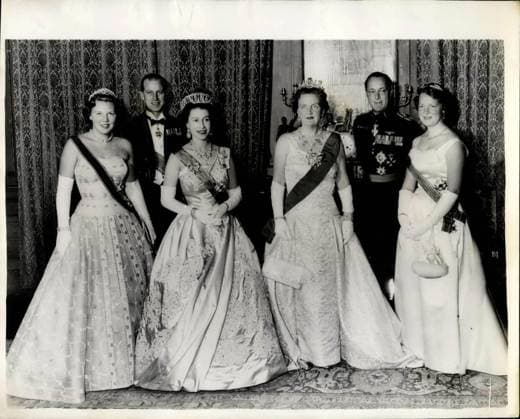 Erben Erbin Mitglieder des Königshauses Prominente 26. März 1958 – Königin auf Staatsbesuch in den Niederlanden. Offizielle Gruppe im Amsterdamer Palast. Das Foto zeigt ein gestelltes Bild – Ihre Majestät die Königin mit Mitgliedern der niederländischen Königsfamilie – während des Staatsbesuchs in Amsterdam. Von links nach rechts: Prinzessin Beatrix, Ihre Majestät die Königin, Königin Juliana und Prinzessin Irene. Links der Herzog von Edinburgh und rechts Prinz Berihard. *** Heirs Heiress Members of Royal Family Celebrities 26 March 1958 – Queen at State Visit in the Netherlands official Group at Amsterdam Palace the Photo shows a provided Picture – their Your Majesty the Queen with Members the Dutch Royal family – during of State  Copyright: xUnitedxArchivesx xkpaxKeystonex 19580326_baf_k09_004