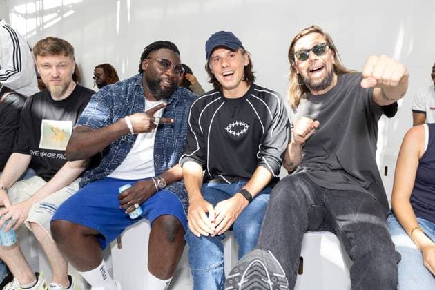 Entertainment Bilder des Tages Front row of the Etudes Studio Spring Summer 2026 menswear fashion show during Paris Fashion Week at the Palais de Tokyo Pedro Winter, Orelsan, Skread, Ablaye au front row of the Etudes Studio Spring Summer 2026 menswear fashion show during Paris Fashion Week at the Palais de Tokyo in Paris, France, on June 24, 2025 Jeremy Melloul Bestimage Front row of the Etudes Studio Spring Summer 2026 menswear fashion show during Paris Fashion Week at the Palais de Tokyo in Paris, France, on June 24, 2025 Pedro Winter, Orelsan, Skread, Ablaye au front row du défilé Etudes Studio de la mode homme Printemps Été 2026 dans le cadre de la Fashion Week de Paris au Palais de Tokyo, à Paris, France, le 24 juin 2025 Jeremy Melloul Bestimage Front row of the Et Copyright: xJeremyxMelloulx xBestimagexJeremyxMelloulx xBestimagex