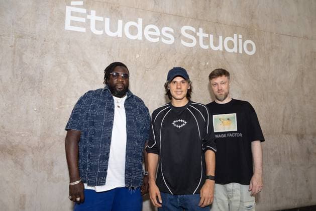 Front row of the Etudes Studio mens fashion show Spring Summer 2026 during Paris Fashion Week at Palais de Tokyo Orelsan, Ablaye, Skread Celebrities at the Etudes Studio fashion show, Paris June 24, 2025 Jeremy MELLOUL Bestimage Orelsan, Ablaye, Skread Celebrities at the Etudes Studio fashion show, Paris June 24, 2025 Jeremy MELLOUL Bestimage Paris France  Copyright: xJeremyxMelloulx xBestimagexJeremyxMelloulx xBestimagex