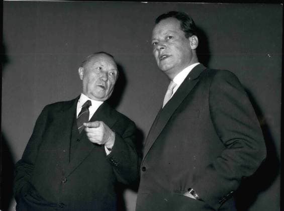 Deutschland Litauen Polen 12. Dezember 1958 - Treffen Adenauer - Brandt in Rhöndorf: Senator Klein, Beauftragter des West-Berliner Senats für Bundesangelegenheiten, erläuterte Vizekanzler Prof. Erhard anstelle des erkrankten Kanzlers die Missbilligung des Berliner Senats, dass Dr. Adenauer während seines Berlin-Besuchs keine Zeit hatte, das Berlin-Problem im Berliner Senat zu besprechen und auch keine Möglichkeit für ein persönliches Gespräch mit dem Regierenden Bürgermeister von Berlin, Willy Brandt, hatte. Der Regierende Bürgermeister von Berlin, Willy Brandt, beabsichtigt nun, während seines kurzen Aufenthaltes in Bonn auf seiner Reise nach Paris den deutschen Bundeskanzler am 12. Dezember in seinem Haus in Rhöndorf zu be  Copyright: xUnitedxArchivesx xkpaxKeystonex 19581212_baf_k09_083