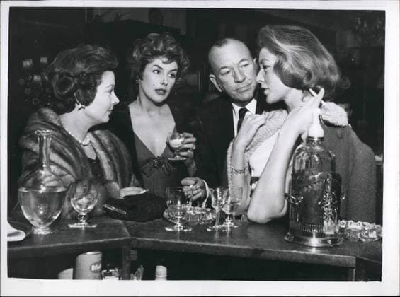 1950-1959 Schauspieler Schauspielerin 1. Januar 1959 - der glückliche Londoner Gutsherr Noel Coward begleitet drei faszinierende Frauen: Mr. Noel Coward war gestern Abend sicherlich der glücklichste Mann Londons, als er, wie ein gütiger Sultan auftretend, drei der faszinierendsten Frauen der Welt, Kay Kendall, Vivian Leigh und Lauren Bacall, ins St. Martin s Theatre begleitete. Sie gingen in The Grass is Greener mit ihrer gemeinsamen Freundin Celia Johnson in der Hauptrolle. Die Party war von Vivian Leigh organisiert worden. Das Foto zeigt, wie Noel in der Pause das Trio auf einen Drink einlädt und hier plaudert er an der Bar mit (von links nach rechts) Vivian Leigh, Kay Kendall und Lauren Bacall. *** 1950 1959 Actors Actress 1 Janu  Copyright: xUnitedxArchivesx xkpaxKeystonex 19590101_baf_k09_143