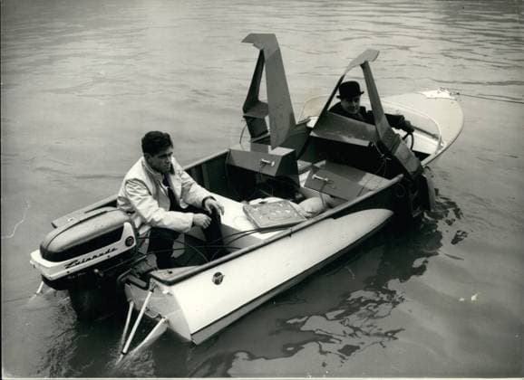 Boote Segeln Schiffe 1. Januar 1959 - Seawings auf der Themse vorgeführt: Das in Amerika von Dynamic Developments der Grumman Aircraft Corporation hergestellte Tragflächenboot Seawings wurde heute Morgen in Westminster auf der Themse vorgeführt. Bei den Seawings handelt es sich um spezielle Tragflächenboote, die im Wasser fahren und für Auftrieb sorgen, um den Rumpf aus dem Wasser zu heben. Dadurch fährt das Boot aufgrund des geringeren Luftwiderstands schneller. Die Seawings werden mit 300 pro Satz geliefert und sind bereit zur Befestigung. Das Foto zeigt Herrn JH Miller, Vorstandsvorsitzender von Acia Marine, der während der Vorführung heute Morgen einen Bowlerhut trägt, während er im Boot sitzt, während die Seawin  Copyright: xUnitedxArchivesx xkpaxKeystonex 19590101_baf_k09_277