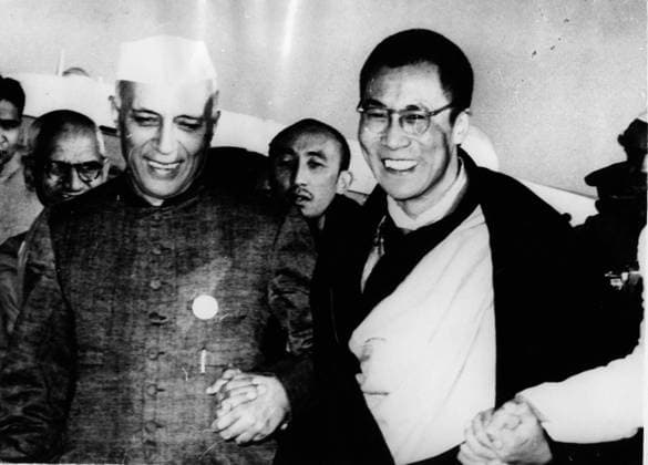 Der 14. Dalai Lama 1935 - 2. April 1959 - Neu-Delhi, Indien - Der tibetische spirituelle Führer TENZIN GYATSO ist der 14. und aktuelle DALAI LAMA. Im Bild: Der Dalai Lama kommt in Neu-Delhi an und wird vom indischen Premierminister JAWAHARLAL NEHRU begrüßt. New Delhi India *** the 14 Dalai Lama 1935 2 April 1959 New Delhi, India the Tibetan spiritual Guide Tenzin Gyatso is the 14 and current Dalai Lama at Picture the Dalai Lama comes in New Delhi to and will from Indian Prime Minister Jawaharlal Nehru welcomes New Delhi India  Copyright: xUnitedxArchivesx xkpaxKeystonex 19590402_kts_k09_786