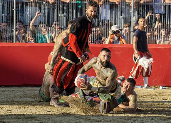 Italien, Historischer Fußball, Calcio storico in Florenz Florence, Stoprico Fiorentino Rossi - Verdi football final, wins the Tournament I Rossi di Santa Maria Novella 06 24 2025 Florence, Italy  Copyright: xGiannixPasquinix xipa-agency.netx xGiannixPasquini IPAx IPA_Agency_IPA59428814