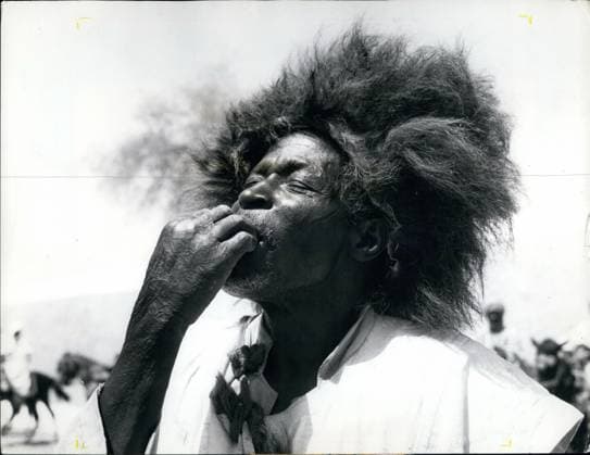 Afrika Ägypten 5. Mai 1959 – Der Herzog und die Herzogin von Gloucester besuchen Nordnigeria für die Feierlichkeiten zur nigerianischen Selbstverwaltung.: Der Herzog und die Herzogin von Gloucester wurden bei ihrer Ankunft in Kano in Nordnigeria, wo sie an den Feierlichkeiten zur nigerianischen Selbstverwaltung teilnehmen, mit einem begeisterten Empfang empfangen. Das Foto zeigt einen Medizinmann, der den Herzog und die Herzogin bei ihrer Ankunft im Palast des Emirs von Kano begrüßt. *** Africa Egypt 5 May 1959 – the Herzog and the Duchess from Gloucester visit Northern Nigeria for the Celebrations to Nigerian Local government the Herzog and the Duchess from Gloucester were at their Arrival in Kano in Northern Nigeria, where you to  Copyright: xUnitedxArchivesx xkpaxKeystonex 19590505_baf_k09_002