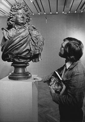 Antiquitäten Kunst Keramik Wandmalereien Farbe Fotografie Bildhauerei 1. Januar 1960 - Hundert Jahre Museum für Kunst und Gewerbe in Hamburg - Sonderausstellung Barocke Plastik in Norddeutschland : Barocke Plastik in Norddeutschland ist der Titel einer Ausstellung, die nun als Höhepunkt des Jubiläumsjahres im hundertjährigen Museum für Kunst und Gewerbe in Hamburg zu sehen ist. Gezeigt werden etwa 300 Skulpturen aus verschiedenen Materialien wie Holz, Marmor, Alabaster, Bronze, Elfenbein, Bernstein, die aus der Zeit zwischen 1600 und 1750 stammen. Der geographische Raum umfasst Schleswig-Holstein, die Hansestädte von Bremen bis Danzig, Niedersachsen, Westfalen, Hessen-Kassel, Sachsen, Brandenburg-Preußen, Regionen, die in die  Copyright: xUnitedxArchivesx xkpaxKeystonex 19600101_mda_k09_824 !ACHTUNG AUFNAHMEDATUM GESCHÄTZT!