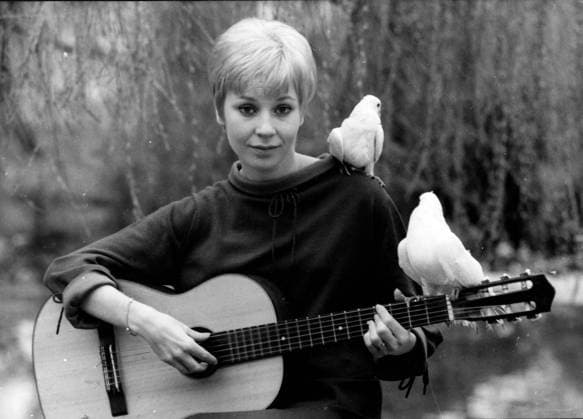 Sängerin Noelle Cordier 01. April 1973 – London, England, Vereinigtes Königreich – Die französische Sängerin Noelle Cordier (geboren am 7. April 1944 in Paris) nahm 1967 für Frankreich am Eurovision Song Contest in Wien teil und belegte den dritten Platz unter 17 Teilnehmern. Das Lied erfreut sich großer Beliebtheit und ist bis heute ein Favorit der Eurovision-Fans. London England United Kingdom *** Singer Noelle CORDIER 01 April 1973 – London, England, United Kingdom – the French Singer Noelle CORDIER born on 7 April 1944 in Paris NAHM 1967 for France on Eurovision Song Contest in Vienna Part and occupied the third Place at 17 Participants the Song delighted itself Big Popularity and is to Today a Favorite the Eurovision Fans London Eng  Copyright: xUnitedxArchivesx xkpaxKeystonex 19600101_shq_k09_645