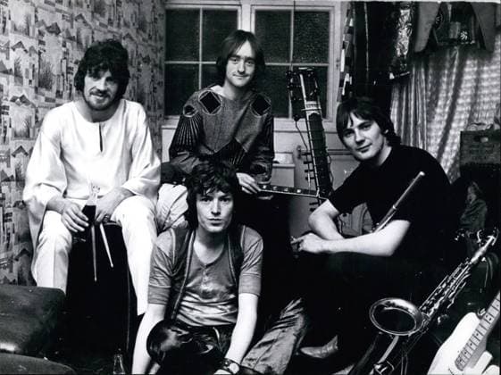 Bands Komponisten Instrumente Musiker Oper Orchester Schallplatten Sänger Songwriter Symphonien 24. Februar 1978 - TRAFFIC, von links nach rechts: JIM CAPALDI (Schlagzeug) sitzt auf dem Boden, STEVIE WINWOOD (Sänger, Orgel und Gitarre), DAVE MASON (Gitarre und Gitarre) und CHRIS WOOD (Saxophon und Flöte) *** Bands Composers Instruments musicians Opera Orchestra Records Singers Songwriter Symphonies 24 February 1978 TRAFFIC, from left to right Jim Capaldi Drums sits at the Floor, Stevie Winwood Singers, Organ and Guitar , Dave Mason Guitar and Guitar and Chris Wood Saxophone and Flute  Copyright: xUnitedxArchivesx xkpaxKeystonex 19600103_baf_k09_1404