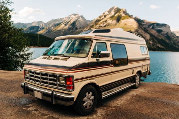 Vintage camper van parked by Bow Lake in Banff National Park. Banff, Alberta, Canada CR_XPQF250623C-1735333-01