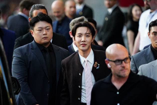 Arrivals at the Louis Vuitton Homme Spring Summer 2026 Collection fashion show during Paris Fashion Week J Hope Arrivals at the Louis Vuitton Homme Spring Summer 2026 Collection fashion show during Paris Fashion Week on 24 June 2025 Anne Sophie guebey Bestimage Arrivals at the Louis Vuitton Homme Spring Summer 2026 Collection fashion show during Paris Fashion Week on 24 June 2025 Paris France  Copyright: xAnne-SophiexGuebeyx xBestimagexAnne-SophiexGuebeyx xBestimagex