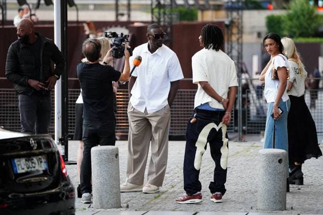 Arrivals at the Louis Vuitton Homme Spring Summer 2026 Collection fashion show during Paris Fashion Week Tidiane Sy, Omar Sy, Selly Sy Arrivals at the Louis Vuitton Homme Spring Summer 2026 Collection fashion show during Paris Fashion Week on 24 June 2025 Anne Sophie guebey Bestimage Arrivals at the Louis Vuitton Homme Spring Summer 2026 Collection fashion show during Paris Fashion Week on 24 June 2025 Paris France  Copyright: xAnne-SophiexGuebeyx xBestimagexAnne-SophiexGuebeyx xBestimagex