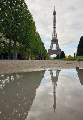 IMAGO Creative, Jahreszeit Sommer, Regen, Sommerregen Eiffel tower reflecting in puddle after rain in paris Paris, Île-de-France, France R_OSBJ250624-1731364-01