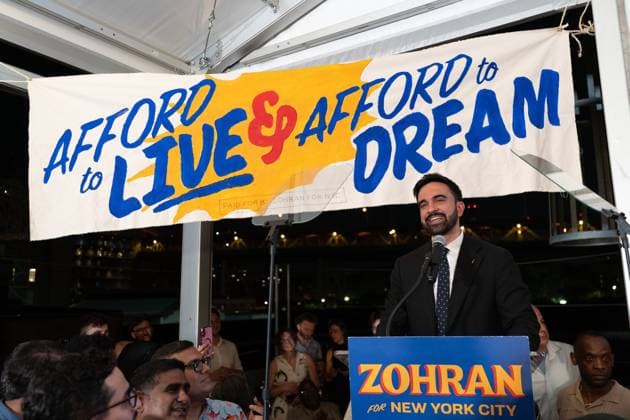 News Themen der Woche KW26 News Bilder des Tages Zohran For NYC Election Night Party - 25 Jun 2025 Zohran Mamdani speaks during the ‘Zohran For NYC Election Night Party’ in New York City. Democratic nominee Zohran Mamdani and his supporters gathered for a ‘Zohran For NYC Election Night Party’ in New York City. Mamdani would lead the first round of the Democratic Primary, with Andrew Cuomo conceding the nomination. NEW YORK United States Copyright: xDerekxFrenchx xSOPAxImagesx NY_ZohranElectionParty_0028