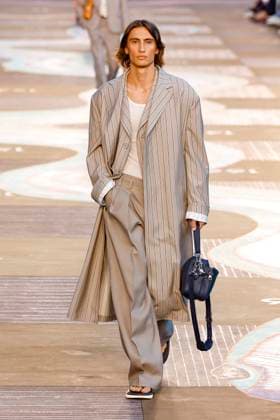 Louis Vuitton Fashion Show Men Ready to Wear Spring Summer 2026 Collection at Paris Fashion Week PFW Louis Vuitton Fashion Show Men Ready to Wear Spring Summer 2026 Collection at Paris Fashion Week on june 24th 2025 Louis Vuitton Fashion Show Men Ready to Wear Spring Summer 2026 Collection at Paris Fashion Week on june 24th 2025 Paris France  Copyright: xAgencex xBestimagexAgencex xBestimagex