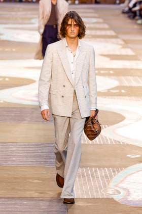 Louis Vuitton Fashion Show Men Ready to Wear Spring Summer 2026 Collection at Paris Fashion Week PFW Louis Vuitton Fashion Show Men Ready to Wear Spring Summer 2026 Collection at Paris Fashion Week on june 24th 2025 Louis Vuitton Fashion Show Men Ready to Wear Spring Summer 2026 Collection at Paris Fashion Week on june 24th 2025 Paris France  Copyright: xAgencex xBestimagexAgencex xBestimagex