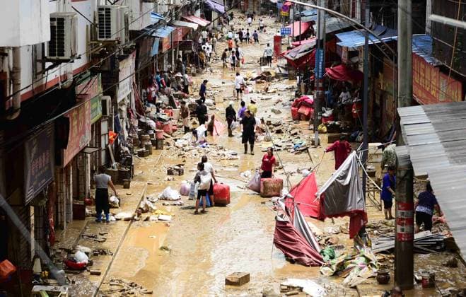 Bilder des Jahres 2025, News 06 Juni News Bilder des Tages China, Aufräumarbeiten nach Überschwemmungen in Provinz Guizhou Post Disaster Rescue and Recovery in Congjiang QIANDONGNAN, CHINA - JUNE 25, 2025 - Citizens are carrying out post-disaster recovery and reconstruction work in the old urban area of Congjiang County, Qiandongnan Miao and Dong Autonomous Prefecture, Guizhou Province, China on June 25, 2025. Qiandongnan Guizhou China  Copyright: xCFOTOx i1750868654824