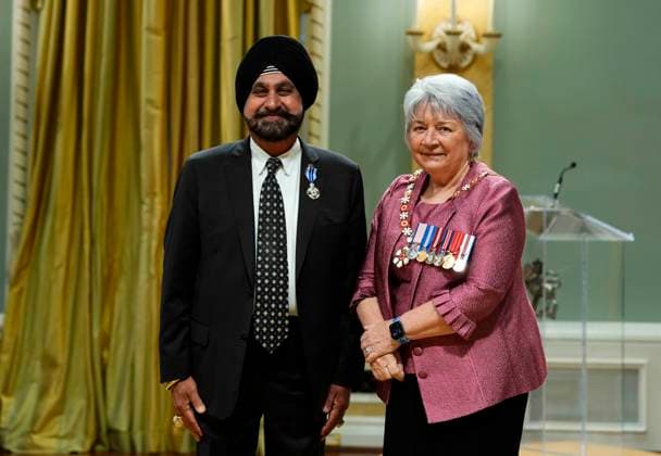 June 25, 2025, Ottawa, On, Canada: Toronto Raptors super fan Nav Bhatia of Toronto receives a Meritorious Service medal from Gov. Gen. Mary Simon during a ceremony at Rideau Hall in Ottawa, on Wednesday, June 25, 2025. Ottawa Canada  - ZUMAc35_ 20250625_zaf_c35_058 Copyright: xJustinxTangx