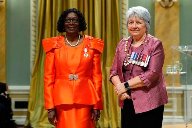 June 25, 2025, Ottawa, On, Canada: Angela Cooper Brathwaite of Whitby, Ont., a nurse, educator and public policy advocate, is invested as a member of the Order of Canada by Gov. Gen. Mary Simon during a ceremony at Rideau Hall in Ottawa, on Wednesday, June 25, 2025. Ottawa Canada - ZUMAc35_ 20250625_zaf_c35_053 Copyright: xJustinxTangx