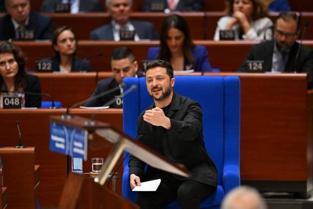 Bilder des Jahres 2025, News 06 Juni News Bilder des Tages Ukrainian President Volodymyr Zelenskyy STRASBOURG, FRANCE - JUNE 25: Ukrainian President Volodymyr Zelenskyy delivers a speech as he attends a press conference during his first official visit to the Council of Europe in Strasbourg, France on June 25, 2025. Mustafa Yalcin Anadolu Strasbourg France. Editorial use only. Please get in touch for any other usage.  Copyright: x2025xAnadoluxMustafaxYalcinx