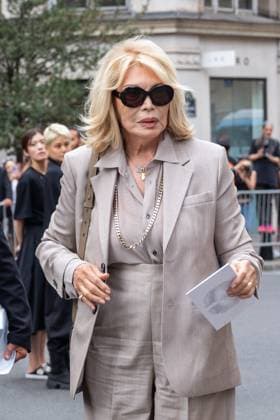PFW AMI Men s Spring 2026 - Arrivals NB Amanda Lear attends the AMI show as part of Paris Men s Spring 2026 Fashion Week on June 25, 2025 in Paris, France. Photo by Nasser Berzane ABACAPRESS.COM Paris France  Copyright: xBerzanexNasser ABACAx