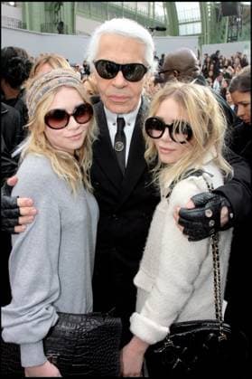 KARL LAGERFELD, MARY KATE ET ASHLEY OLSEN - PEOPLE AU DEFILE DE MODE CHANEL PRET A PORTER AUTOMNE HIVER 2008 2009 AU GRAND PALAIS A PARIS PEOPLE AT CHANEL READY TO WEAR FALL WINTER 2008 2009 FASHION SHOW AT THE GRAND PALAIS IN PARIS Paris France *** KARL LAGERFELD, MARY KATE AND ASHLEY OLSEN PEOPLE AT THE CHANEL FASHION SHOW READY TO WEAR FALL WINTER 2008 2009 AT THE GRAND PALAIS IN PARIS PEOPLE AT CHANEL READY TO WEAR FALL WINTER 2008 2009 FASHION SHOW AT THE GRAND PALAIS IN PARIS Paris France  Copyright: xRINDOFF-BORDEx xBESTIMAGExRINDOFF-BORDEx xBESTIMAGEx