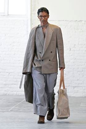 Défilé Hed Mayner Collection Homme Prêt à Porter Printemps Eté 2026 lors de la Fashion Week de Paris PFW Défilé Hed Mayner Collection Homme Prêt à Porter Printemps Eté 2026 lors de la Fashion Week de Paris, le 25 juin 2025 Fashion Show Men Ready to Wear Spring Summer 2026 Collection at Paris Fashion Week on june 25th 2025 Paris France  Copyright: xAgencex xBestimagexAgencex xBestimagex