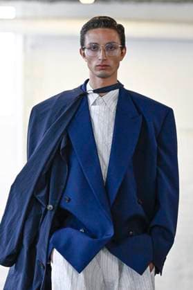 Défilé Hed Mayner Collection Homme Prêt à Porter Printemps Eté 2026 lors de la Fashion Week de Paris PFW Défilé Hed Mayner Collection Homme Prêt à Porter Printemps Eté 2026 lors de la Fashion Week de Paris, le 25 juin 2025 Fashion Show Men Ready to Wear Spring Summer 2026 Collection at Paris Fashion Week on june 25th 2025 Paris France  Copyright: xAgencex xBestimagexAgencex xBestimagex