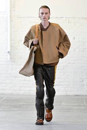 Défilé Hed Mayner Collection Homme Prêt à Porter Printemps Eté 2026 lors de la Fashion Week de Paris PFW Défilé Hed Mayner Collection Homme Prêt à Porter Printemps Eté 2026 lors de la Fashion Week de Paris, le 25 juin 2025 Fashion Show Men Ready to Wear Spring Summer 2026 Collection at Paris Fashion Week on june 25th 2025 Paris France  Copyright: xAgencex xBestimagexAgencex xBestimagex