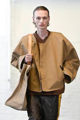 Défilé Hed Mayner Collection Homme Prêt à Porter Printemps Eté 2026 lors de la Fashion Week de Paris PFW Défilé Hed Mayner Collection Homme Prêt à Porter Printemps Eté 2026 lors de la Fashion Week de Paris, le 25 juin 2025 Fashion Show Men Ready to Wear Spring Summer 2026 Collection at Paris Fashion Week on june 25th 2025 Paris France  Copyright: xAgencex xBestimagexAgencex xBestimagex