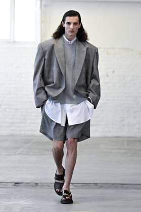 Défilé Hed Mayner Collection Homme Prêt à Porter Printemps Eté 2026 lors de la Fashion Week de Paris PFW Défilé Hed Mayner Collection Homme Prêt à Porter Printemps Eté 2026 lors de la Fashion Week de Paris, le 25 juin 2025 Fashion Show Men Ready to Wear Spring Summer 2026 Collection at Paris Fashion Week on june 25th 2025 Paris France  Copyright: xAgencex xBestimagexAgencex xBestimagex