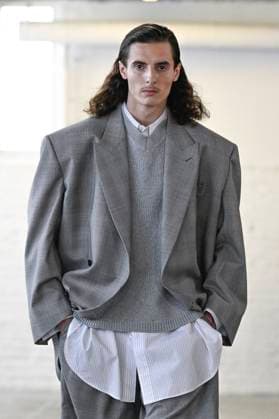 Défilé Hed Mayner Collection Homme Prêt à Porter Printemps Eté 2026 lors de la Fashion Week de Paris PFW Défilé Hed Mayner Collection Homme Prêt à Porter Printemps Eté 2026 lors de la Fashion Week de Paris, le 25 juin 2025 Fashion Show Men Ready to Wear Spring Summer 2026 Collection at Paris Fashion Week on june 25th 2025 Paris France  Copyright: xAgencex xBestimagexAgencex xBestimagex