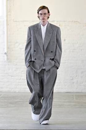 Défilé Hed Mayner Collection Homme Prêt à Porter Printemps Eté 2026 lors de la Fashion Week de Paris PFW Défilé Hed Mayner Collection Homme Prêt à Porter Printemps Eté 2026 lors de la Fashion Week de Paris, le 25 juin 2025 Fashion Show Men Ready to Wear Spring Summer 2026 Collection at Paris Fashion Week on june 25th 2025 Paris France  Copyright: xAgencex xBestimagexAgencex xBestimagex