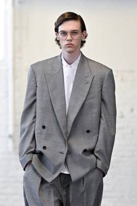 Défilé Hed Mayner Collection Homme Prêt à Porter Printemps Eté 2026 lors de la Fashion Week de Paris PFW Défilé Hed Mayner Collection Homme Prêt à Porter Printemps Eté 2026 lors de la Fashion Week de Paris, le 25 juin 2025 Fashion Show Men Ready to Wear Spring Summer 2026 Collection at Paris Fashion Week on june 25th 2025 Paris France  Copyright: xAgencex xBestimagexAgencex xBestimagex