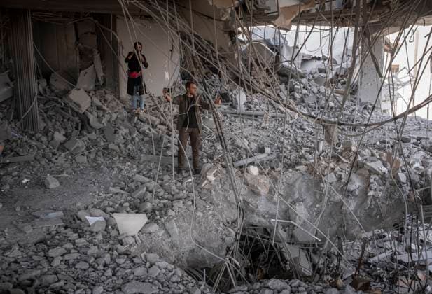 Bilder des Jahres 2025, News 06 Juni Iran-Israel War, Aftermath A Turkish video journalist captures videos of a building destroyed in Israeli attacks in western Tehran, Iran, on June 26, 2025, as a ceasefire occurs between Iran and Israel on June 24. Tehran Tehran Iran  Copyright: xMortezaxNikoubazlx originalFilename: nikoubazl-iranisra250626_npYsx.jpg