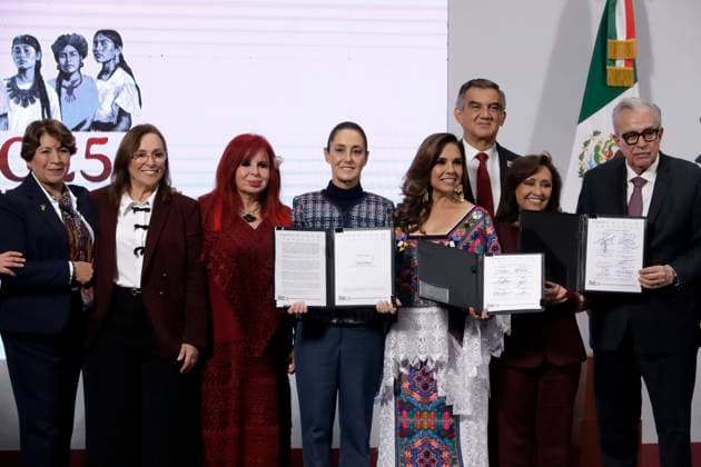 Mexico™s President Claudia Sheinbaum Meets Whit Gobernors (L-R) Delfina Gomez, Rocio Nahle Garcia , Layda Sansores San Roman, Claudia Sheinbaum Pardo, Maria Elena Lezama, Americo Villarreal, Lorena Cuellar, Ruben Munoz Rocha pose during the announce the 14 governors who will be part of the implementation of Economic Development for Wellbeing, in order to boost investment. on June 26, 2025 in Mexico City, Mexico. (Photo by Luis Barron Eyepix Group) Copyright: xLuisxBarron xEyepixxGroupx LB_26062025_160181