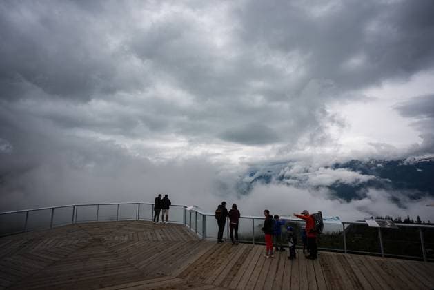 News Bilder des Tages June 26, 2025, Squamish, Bc, CANADA: People stands at a lookout at the Sea-to-Sky Gondola in Squamish, B.C., on Thursday, June 26, 2025. The Squamish Nation and the provincial government have signed an agreement to guide forest stewardship in the nation s territory to protect cultural sites and environmentally sensitive areas from logging, new roads and tenures. The agreement establishes 33 cultural sites and six special cultural management areas. Squamish CANADA  - ZUMAc35_ 20250626_zaf_c35_028 Copyright: xDarrylxDyckx