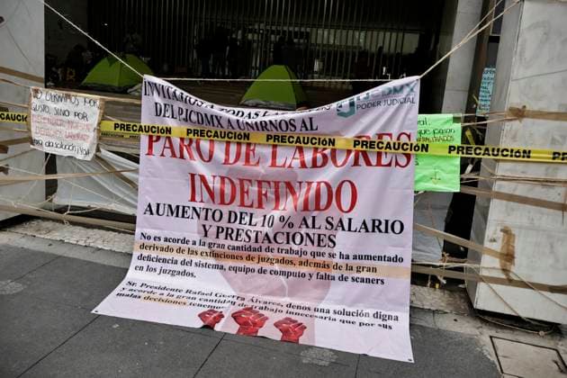 Mexiko, Proteste vor Forensischem Istitut, INCIFO, in Mexiko-Stadt June 26, 2025, Mexico, Cdmx, Mexico: The Mexico City Institute of Forensic Sciences (INCIFO) is the institution responsible for receiving people who die from accidents, murders, or various situations or crimes under investigation. There are currently complaints about the mistreatment of bodies arriving at this facility. In addition, the entire Mexico City judicial system is on strike demanding better working conditions and a pay raise. Mexico Mexico - ZUMAp204 20250626_zip_p204_058 Copyright: xJosuexPerezx