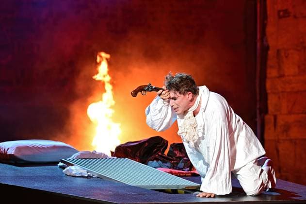Entertainment Themen der Woche KW26 Bilder des Jahres 2025, Entertainment 06 Juni Die Räuber . Schauspieler David Jakobs während der Fotoprobe zur Inszenierung Die Räuber im Rahmen der Bad Hersfelder Festspiele am 26.06.2025 in der Stiftsruine Bad Hersfeld. 20250626MWI051000 *** The Robbers actor David Jakobs during the photo rehearsal for the production The Robbers as part of the Bad Hersfeld Festival on 26 06 2025 in the Bad Hersfeld Abbey Ruins 20250626MWI051000