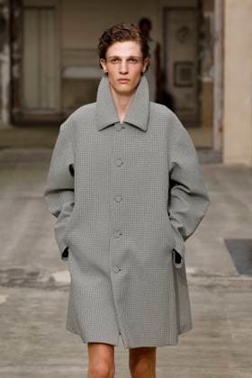 Défilé Dries Van Noten Collection Homme Prêt à Porter Printemps Eté 2026 lors de la Fashion Week de Paris PFW Défilé Dries Van Noten Collection Homme Prêt à Porter Printemps Eté 2026 lors de la Fashion Week de Paris, le 26 juin 2025 Dries Van Noten Fashion Show Men Ready to Wear Spring Summer 2026 Collection at Paris Fashion Week on june 26th 2025 Paris France  Copyright: xAgencex xBestimagexAgencex xBestimagex