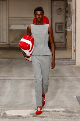 Défilé Dries Van Noten Collection Homme Prêt à Porter Printemps Eté 2026 lors de la Fashion Week de Paris PFW Défilé Dries Van Noten Collection Homme Prêt à Porter Printemps Eté 2026 lors de la Fashion Week de Paris, le 26 juin 2025 Dries Van Noten Fashion Show Men Ready to Wear Spring Summer 2026 Collection at Paris Fashion Week on june 26th 2025 Paris France  Copyright: xAgencex xBestimagexAgencex xBestimagex