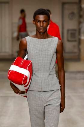 Défilé Dries Van Noten Collection Homme Prêt à Porter Printemps Eté 2026 lors de la Fashion Week de Paris PFW Défilé Dries Van Noten Collection Homme Prêt à Porter Printemps Eté 2026 lors de la Fashion Week de Paris, le 26 juin 2025 Dries Van Noten Fashion Show Men Ready to Wear Spring Summer 2026 Collection at Paris Fashion Week on june 26th 2025 Paris France  Copyright: xAgencex xBestimagexAgencex xBestimagex