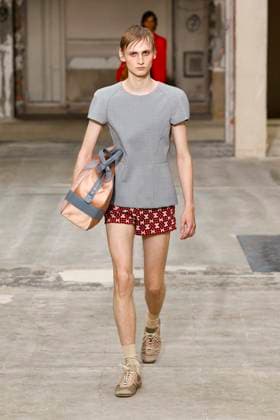 Défilé Dries Van Noten Collection Homme Prêt à Porter Printemps Eté 2026 lors de la Fashion Week de Paris PFW Défilé Dries Van Noten Collection Homme Prêt à Porter Printemps Eté 2026 lors de la Fashion Week de Paris, le 26 juin 2025 Dries Van Noten Fashion Show Men Ready to Wear Spring Summer 2026 Collection at Paris Fashion Week on june 26th 2025 Paris France  Copyright: xAgencex xBestimagexAgencex xBestimagex