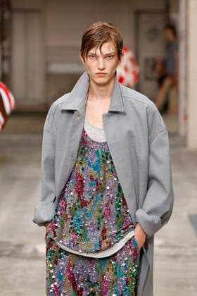 Défilé Dries Van Noten Collection Homme Prêt à Porter Printemps Eté 2026 lors de la Fashion Week de Paris PFW Défilé Dries Van Noten Collection Homme Prêt à Porter Printemps Eté 2026 lors de la Fashion Week de Paris, le 26 juin 2025 Dries Van Noten Fashion Show Men Ready to Wear Spring Summer 2026 Collection at Paris Fashion Week on june 26th 2025 Paris France  Copyright: xAgencex xBestimagexAgencex xBestimagex