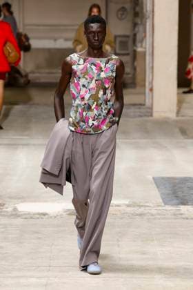 Défilé Dries Van Noten Collection Homme Prêt à Porter Printemps Eté 2026 lors de la Fashion Week de Paris PFW Défilé Dries Van Noten Collection Homme Prêt à Porter Printemps Eté 2026 lors de la Fashion Week de Paris, le 26 juin 2025 Dries Van Noten Fashion Show Men Ready to Wear Spring Summer 2026 Collection at Paris Fashion Week on june 26th 2025 Paris France  Copyright: xAgencex xBestimagexAgencex xBestimagex