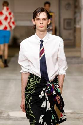 Défilé Dries Van Noten Collection Homme Prêt à Porter Printemps Eté 2026 lors de la Fashion Week de Paris PFW Défilé Dries Van Noten Collection Homme Prêt à Porter Printemps Eté 2026 lors de la Fashion Week de Paris, le 26 juin 2025 Dries Van Noten Fashion Show Men Ready to Wear Spring Summer 2026 Collection at Paris Fashion Week on june 26th 2025 Paris France  Copyright: xAgencex xBestimagexAgencex xBestimagex