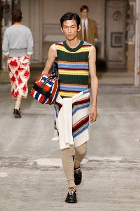 Défilé Dries Van Noten Collection Homme Prêt à Porter Printemps Eté 2026 lors de la Fashion Week de Paris PFW Défilé Dries Van Noten Collection Homme Prêt à Porter Printemps Eté 2026 lors de la Fashion Week de Paris, le 26 juin 2025 Dries Van Noten Fashion Show Men Ready to Wear Spring Summer 2026 Collection at Paris Fashion Week on june 26th 2025 Paris France  Copyright: xAgencex xBestimagexAgencex xBestimagex