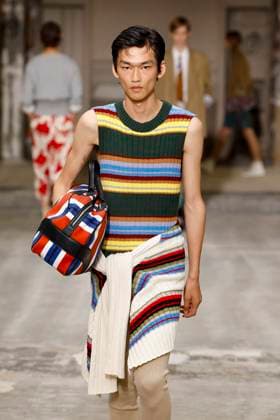 Défilé Dries Van Noten Collection Homme Prêt à Porter Printemps Eté 2026 lors de la Fashion Week de Paris PFW Défilé Dries Van Noten Collection Homme Prêt à Porter Printemps Eté 2026 lors de la Fashion Week de Paris, le 26 juin 2025 Dries Van Noten Fashion Show Men Ready to Wear Spring Summer 2026 Collection at Paris Fashion Week on june 26th 2025 Paris France  Copyright: xAgencex xBestimagexAgencex xBestimagex